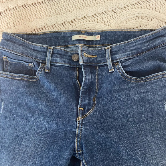 Levi’s 711 Mid-Rise Skinny Jeans - Picture 3 of 6